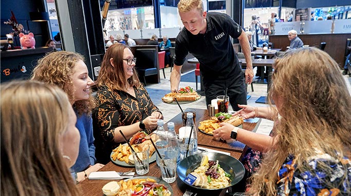 Flok veninder der spiser diverse pastaretter fra restaurant Karma i Herning Centret